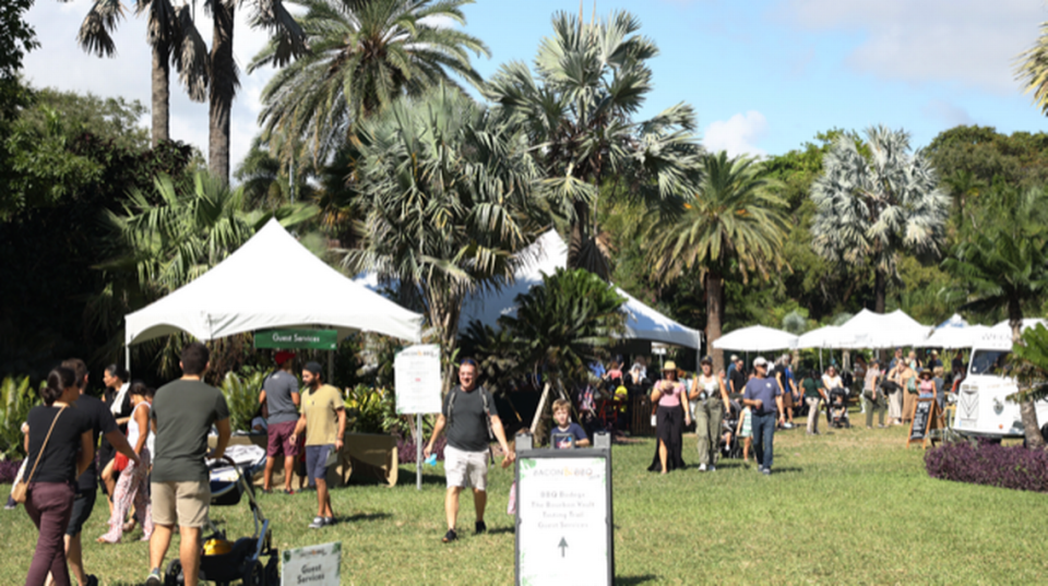 Fairchild Tropical Botanic Garden una vez más abre sus puertas para un evento lleno de sabrosa satisfacción y encanto aromático: el muy esperado segundo Bacon & BBQ Classic anual.