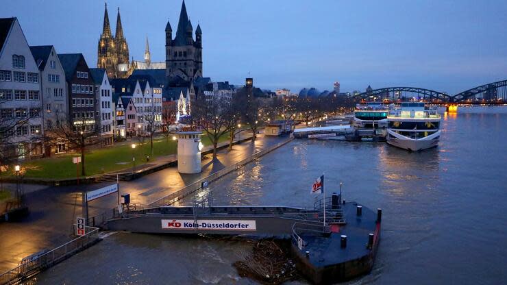 Rheinabwärts in Duisburg ist das Erreichen der kritischen Marke derweil nicht in Sicht. Foto: dpa