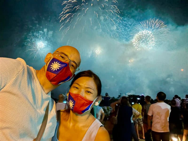 國慶日吳鳳和老婆都戴著國旗口罩。（圖／翻攝自吳鳳臉書）