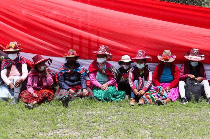 Un grupo de residentes de la comunidad de Sayhua en Perú se congregan a esperar luego de que sus líderes rechazaran una propuesta de la mina Las Bambas para evitar futuros bloqueos a las rutas por las que se transporta el cobre. Enero, 2022. REUTERS/Sebastián Castañeda