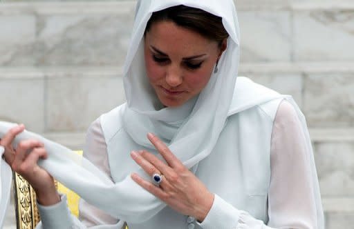 La duquesa Catalina de Cambridge ajusta este viernes su velo ante una mezquita de Kuala Lumpur, durante una gira que realiza con su marido, el príncipe Guillermo de Inglaterra, por la región de Asia-Pacífico. (AFP | Saeed Khan)