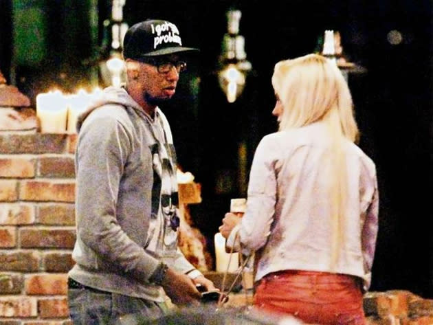 Jerome Boateng substitutes sleep for quality time with attractive blonde model (Bild)