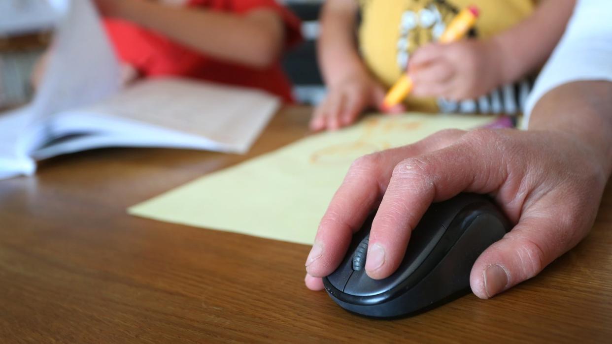 Muss ein Elternteil wegen der Kinderbetreuung zu Hause bleiben, fehlen Arbeitgebern rund elf Prozent der Erwerbstätigen. Das ist das Ergebnis einer Studie.