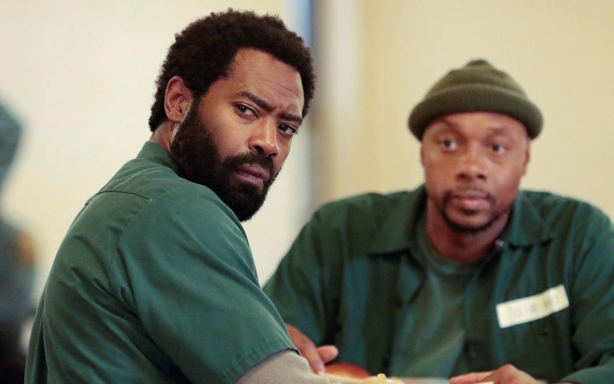 In der ersten Staffel der US-Serie "For Life" spielt Nicholas Pinnock (links) den zu Unrecht verurteilten Aaron Wallace. Aarons bester Freund Jamal Bishop (Dorian Missick) hilft ihm, die Zeit im Gefängnis zu überstehen. (Bild: Sky/Sony Pictures Entertainment. All Rights Reserved.)