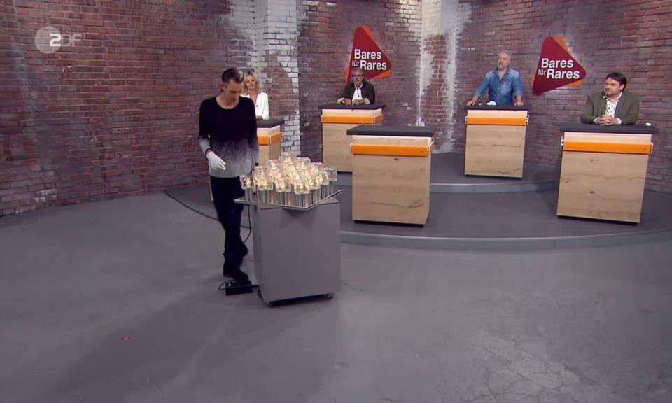 Fabian Kahl lüftete das Geheminis unter der Decke. Susanne Steiger machte anerkennend "Wow!" und Jan Cizek (zweiter von rechts) fand die Lampe "witzig". Fabian Kahl lobte den sehr guten Zustand des Objekts. (Bild: ZDF)