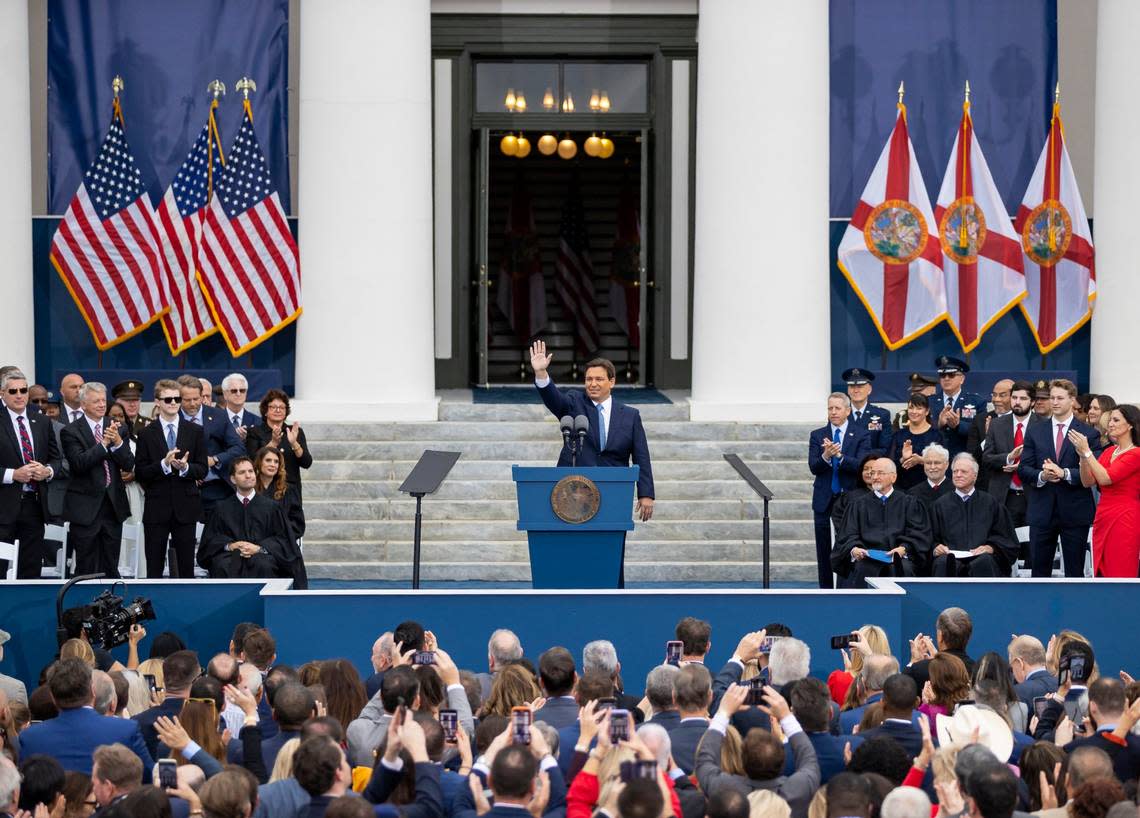 El gobernador de la Florida Ron DeSantis saluda a la multitud durante su ceremonia de investidura en el Capitolio estatal de la Florida, el martes 3 de enero de 2022, en Tallahassee, Florida.