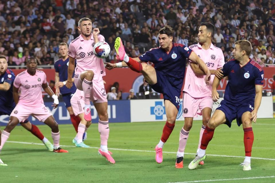 El jugador de Chicago Fire Georgios Koutsias trata de controlar la pelota en el partido de la MLS ante el Inter Miami, celebrado el 4 de octubre de 2023 en Chicago.