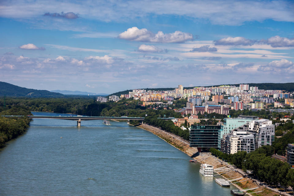 Bratislava ist unter den Top 10 der Städte, in denen die Wohnungssuche am schlimmsten ist. - Copyright: picture alliance / Zoonar | Artur Bogacki