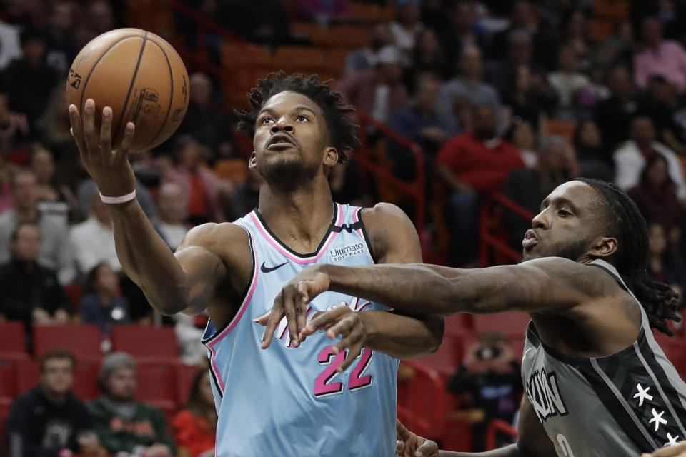 Jimmy Butler（上籃者）。（AP Photo/Wilfredo Lee）