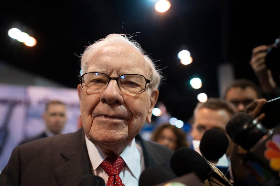 Warren Buffett (C), CEO of Berkshire Hathaway, speaks to the press as he arrives at the 2019 annual shareholders meeting in Omaha, Nebraska, May 4, 2019. (Photo by Johannes EISELE / AFP)        (Photo credit should read JOHANNES EISELE/AFP via Getty Images)