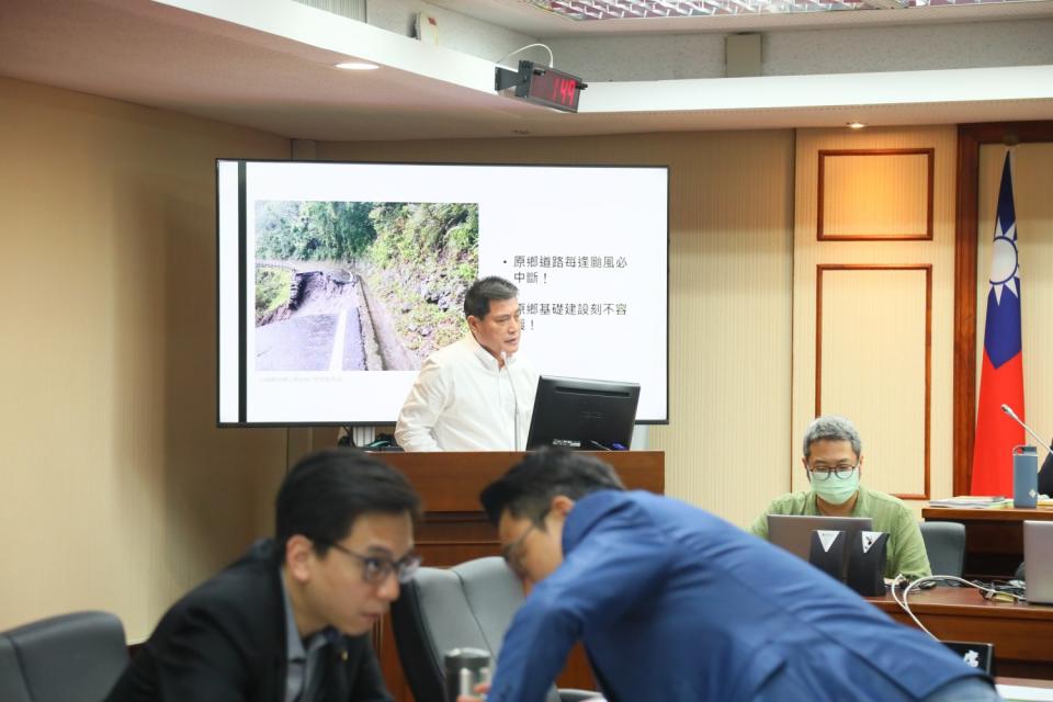 黃仁強調，每年夏天的颱風，常導致原鄉基礎建設受創，期盼政府能夠重視。(記者包克明 攝)