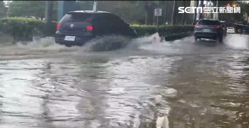 基金一路附近更是積水嚴重，因水洩不及整個溢往道路中間。（圖／翻攝畫面）