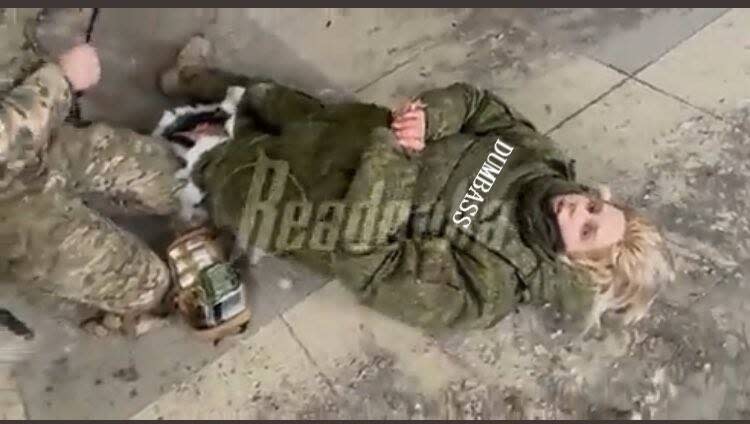 埃爾蘇科娃受傷後躺在地上，一名俄軍立刻為她進行簡單的包紮。   圖：翻攝推特