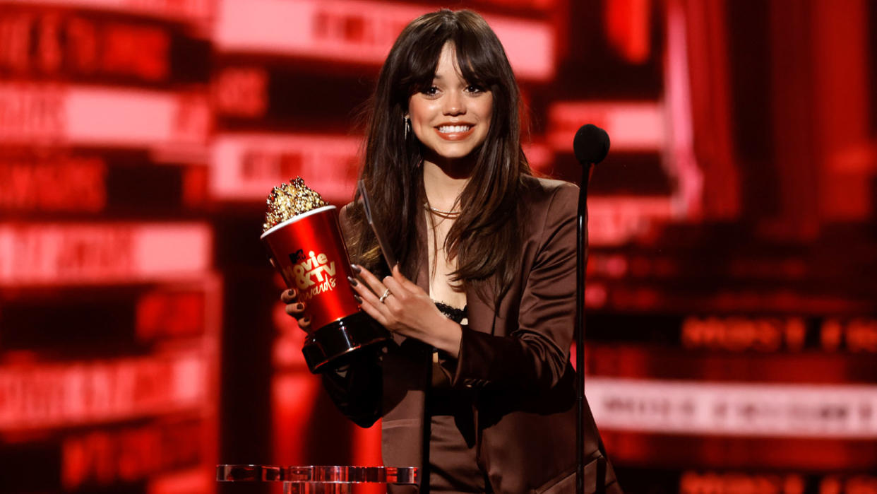  Jenna Ortega accepts the Most Frightened Performance Award onstage during the 2022 MTV Movie & TV Awards at Barker Hangar on June 05, 2022 in Santa Monica, California 