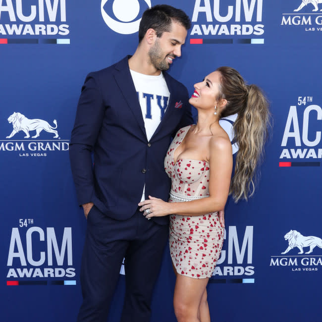 Eric Decker con su esposa Jessie credit:Bang Showbiz