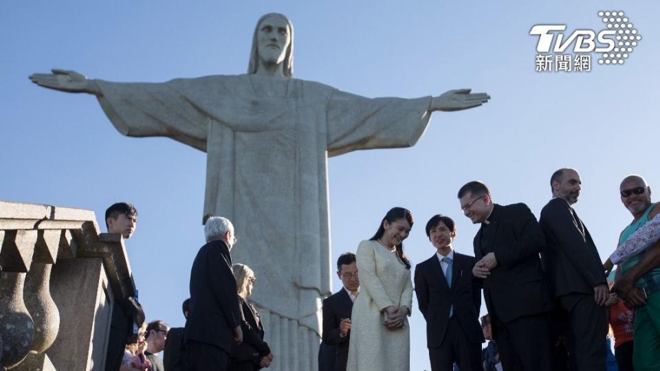 2018年時，身穿鵝黃色裙裝的真子公主代表日本皇室訪問巴西。（圖／達志影像美聯社）