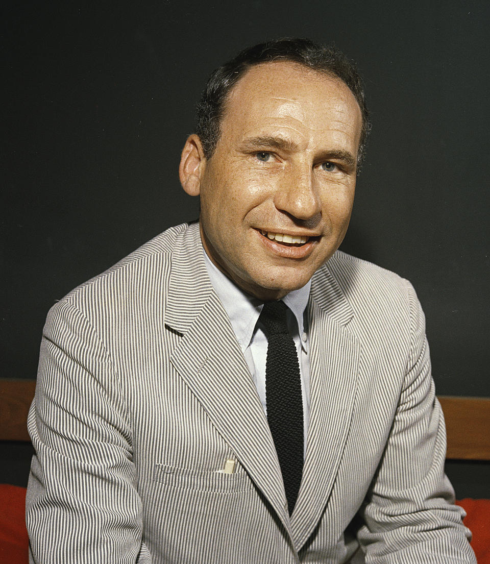 ARCHIVO – El comediante Mel Brooks en su apartamento en Nueva York en mayo de 1966. Brooks publicó su libro de memorias "All About Me!: My Remarkable Life in Show Business". (Foto AP, archivo)