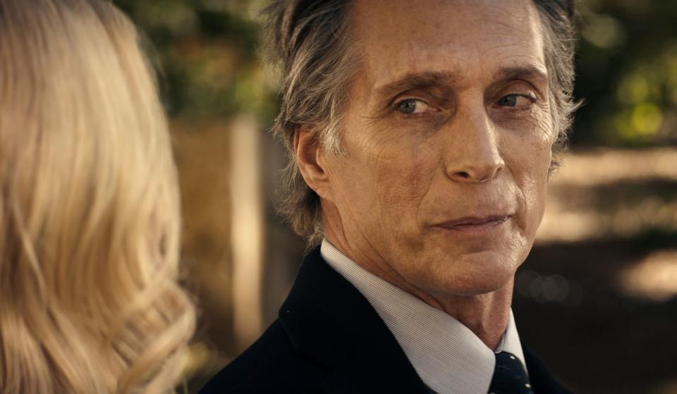 Dem Mann sollte man nicht zu tief in die Augen schauen: Andere Hypnotiseure lassen Menschen gackern wie Hühner, Dellrayne (William Fichtner) lässt sie Banken ausrauben. (Bild: 2023 Hypnotic Film Holdings LLC / Telepool)