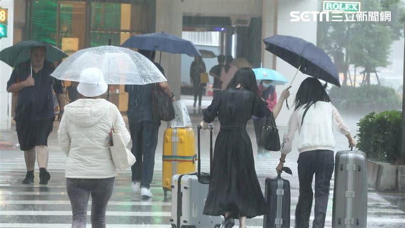 今日東北季風增強，北部、東半部有局部雨，中南部也有局部短暫降雨。（圖／記者邱榮吉攝影）