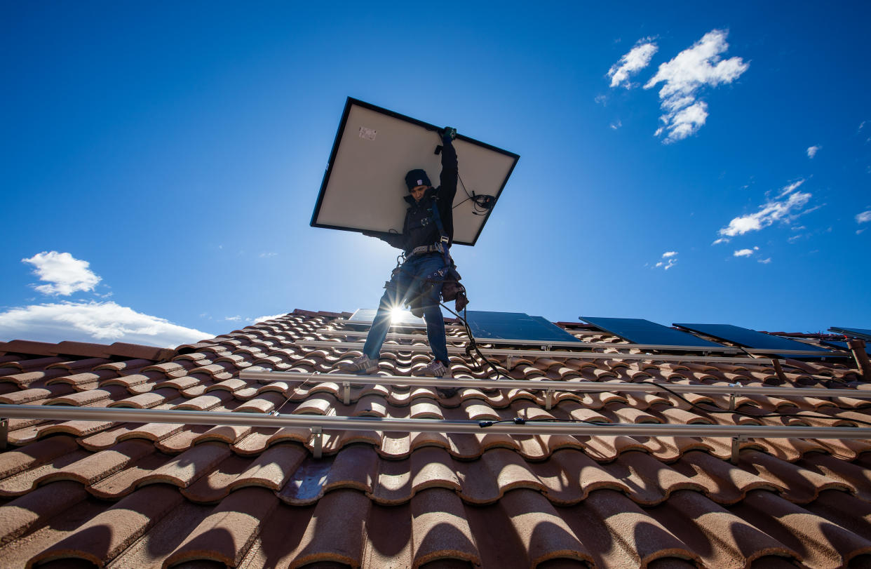 Las Vegas, NV - January 23: Employees of Sunrun, nation's largest rooftop solar installer carry panels into position in North Las Vegas, NV. (Brian van der Brug / Los Angeles Times via Getty Images)