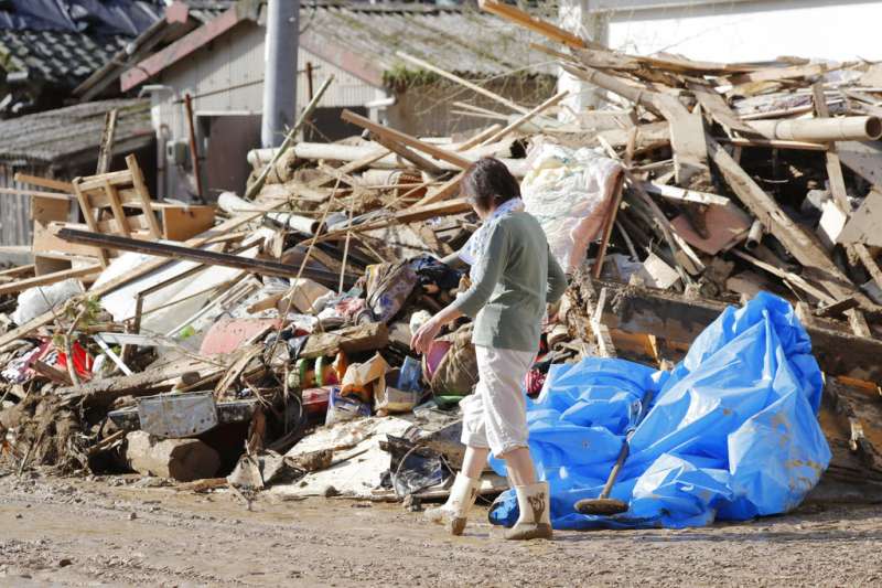 西日本連日大雨，愛媛縣宇和島市的住宅變成一片斷垣殘壁。（美聯社）