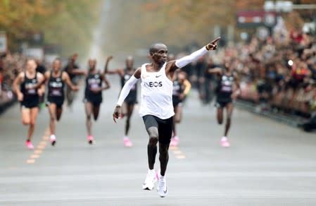 Eliud Kipchoge de Kenia cruza la línea de meta tras correr la maratón en menos de dos horas en Viena