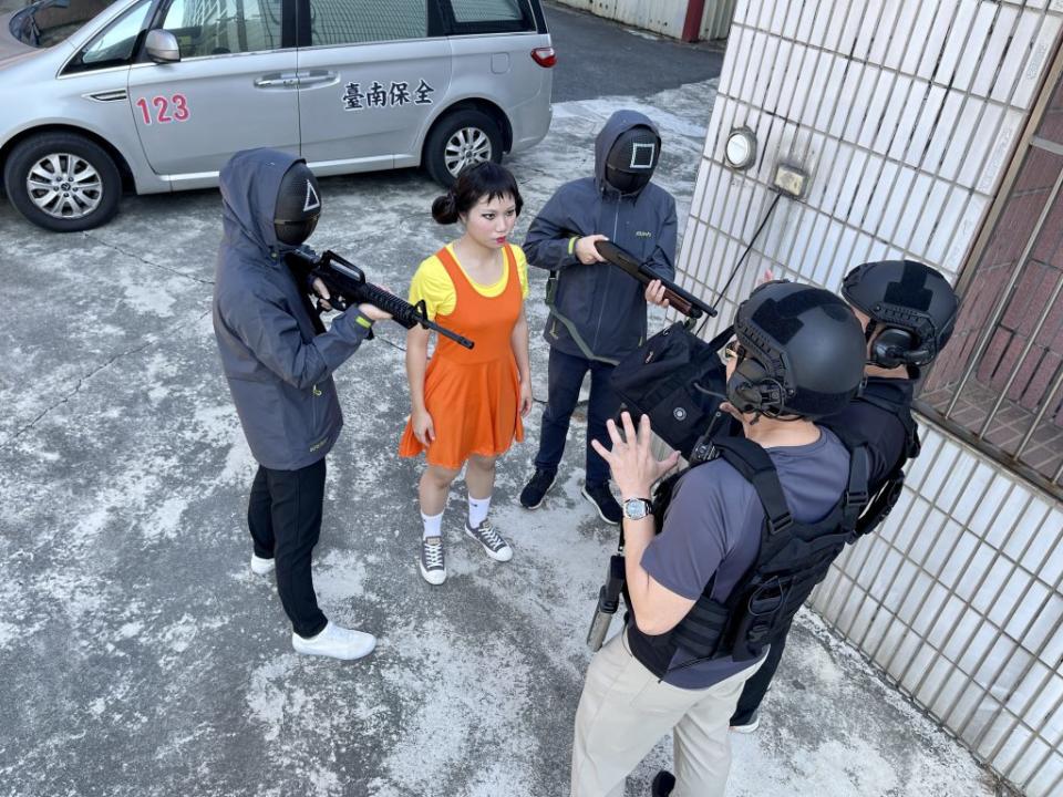 台南市警察局二十一日舉行防搶攔截圍捕演練，女警扮演「魷魚木偶」，劇情輕鬆詼諧效果逼真。 （市警局提供）