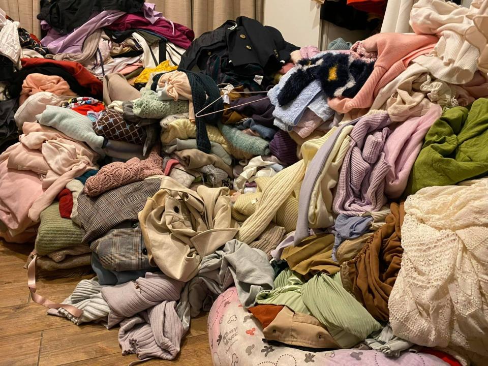 高嘉瑜2020年曾曬出自己房間裡堆積如山的衣服。翻攝高嘉瑜臉書