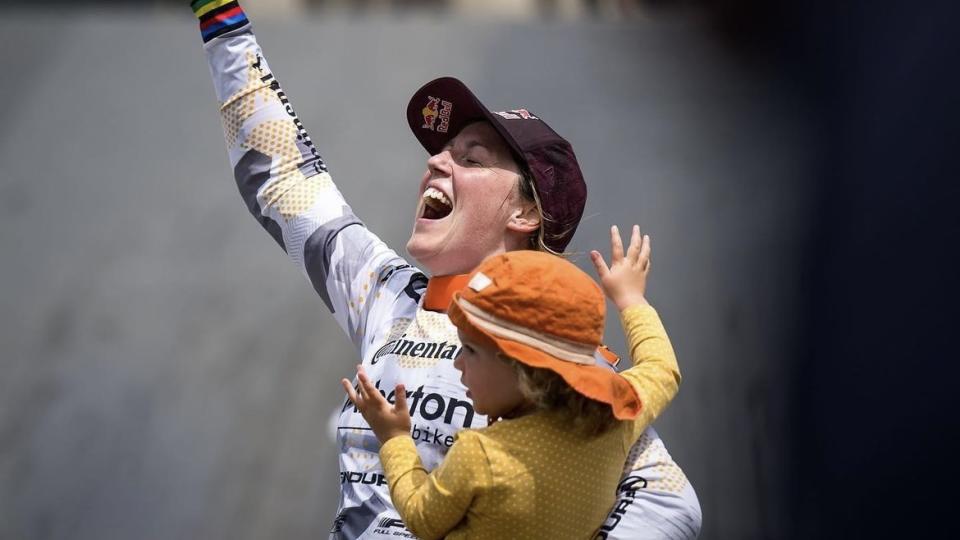  Rachel Atherton celebrates with daughter Arna in Lenzerheide 