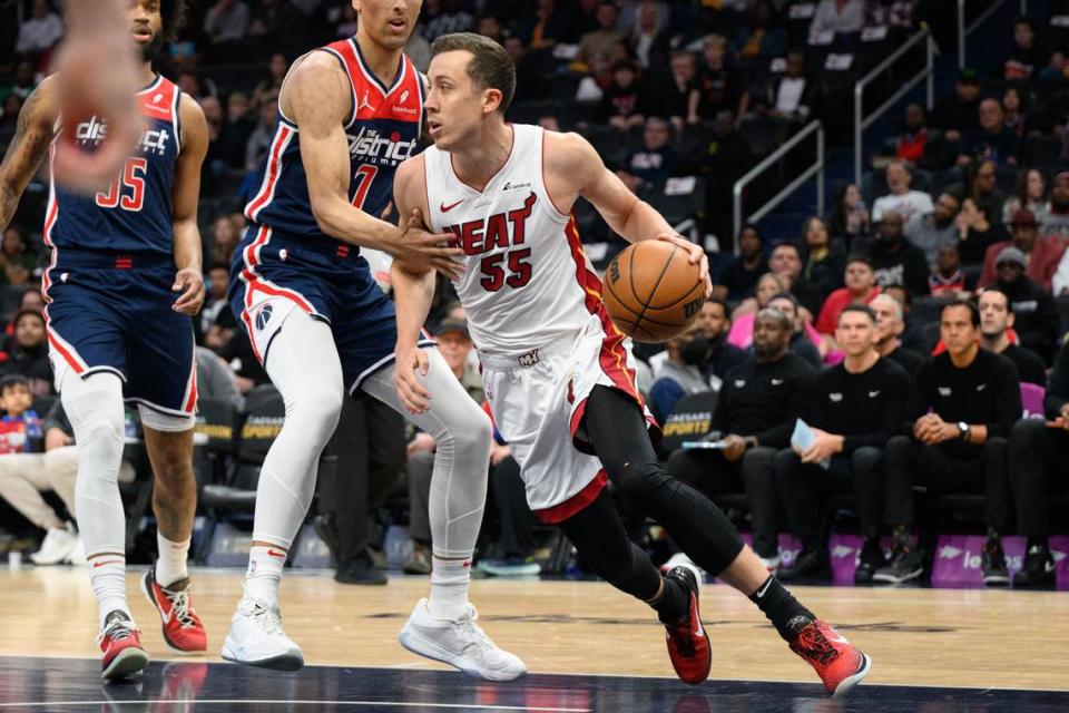 El jugador del Heat de Miami Duncan Robinson (der.) entra al aro ante la defensa de los Wizards, en el partido celebrado el 31 de marzo de 2024 en Washington.