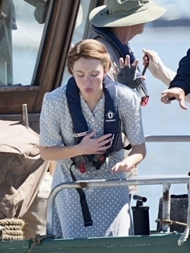 Sydney Sweeney y el director Ron Howard son fotografiados filmando a bordo de un barco 