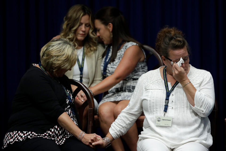 Mehrere Opfer und ihre Angehörigen waren bei Bekanntgabe der Untersuchungsergebnisse durch Generalstaatsanwalt Josh Shapiro anwesend. (Bild: AP Photo/Matt Rourke)