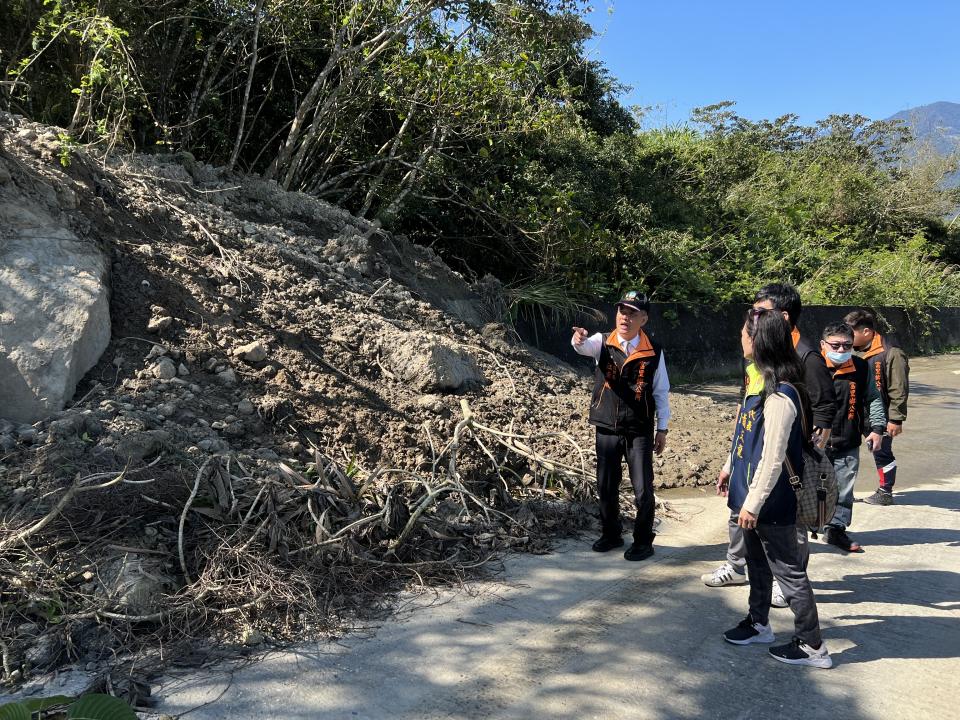 六十石山部份道路仍有災情，江東成會勘後決定封路管制。（圖：富里鄉公所提供）