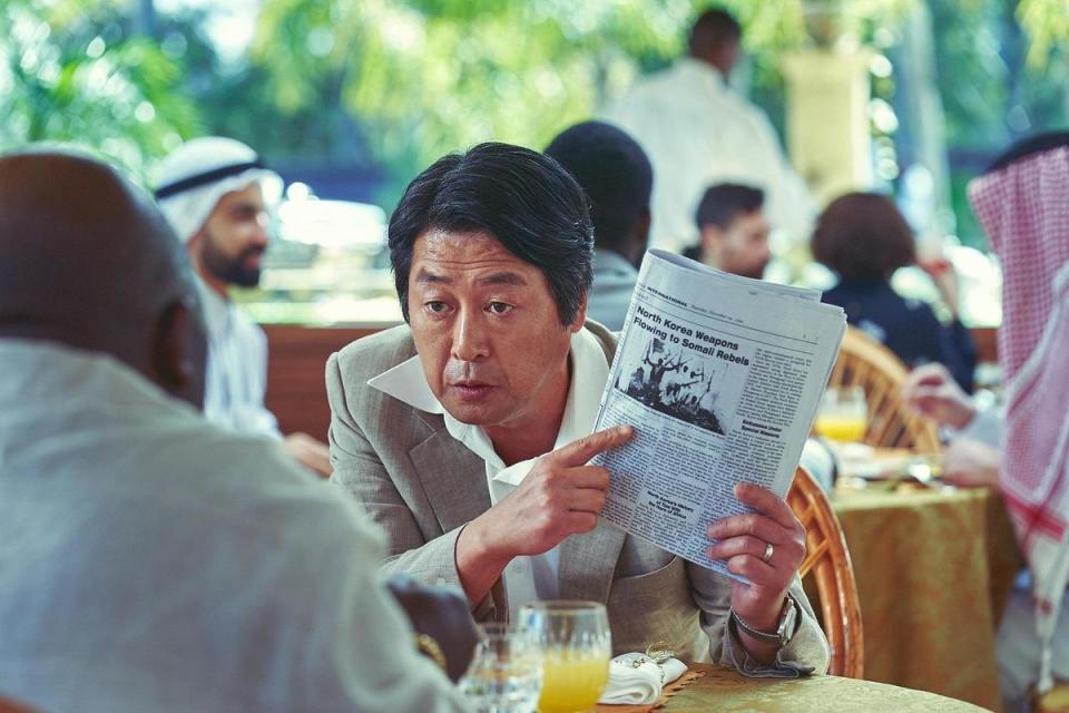 金倫奭在《逃出摩加迪休》飾演駐索馬利亞的南韓大使，眼神演技讓具教煥印象深刻。（車庫娛樂提供）