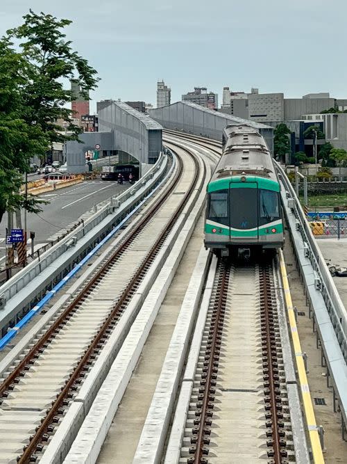 高雄捷運岡山路竹延伸線，為更熟練紅線路網即將通車延伸至RK1岡山車站之操作及營運作業，高雄捷運於十一日、十二日辦理行車運行作業，捷運紅線向北延伸行駛至RK1岡山車站。（記者呂佩琍攝）