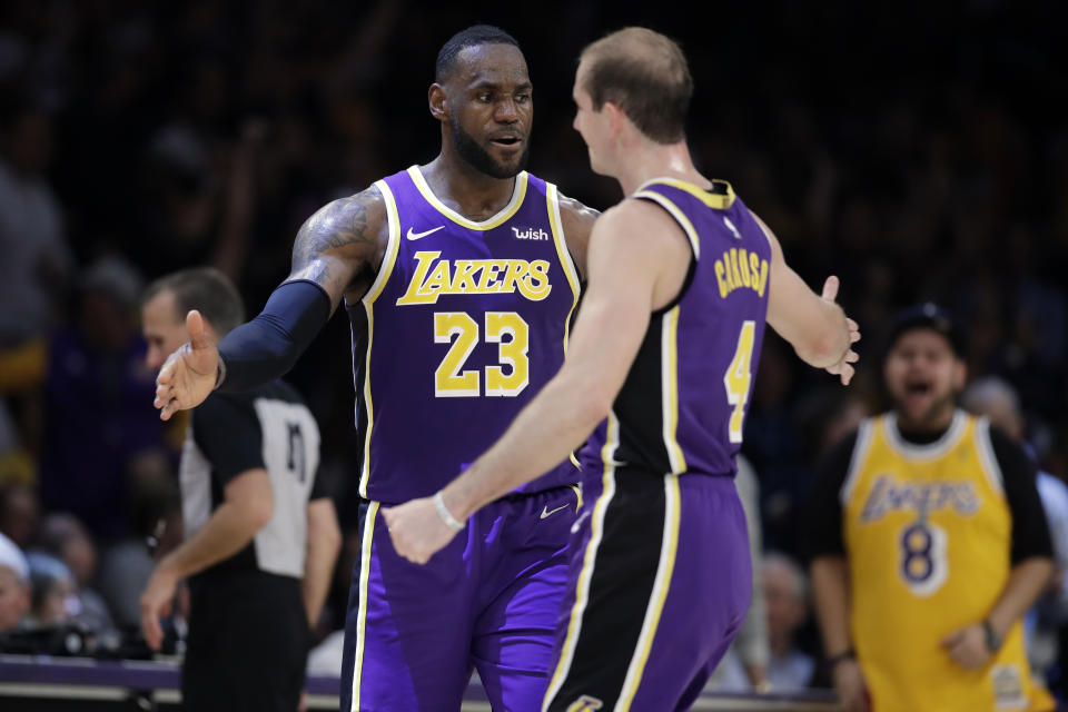 LeBron James（圖左）與Alex Caruso。（AP Photo/Marcio Jose Sanchez）