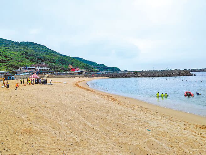 基隆市府已安排救生小艇進駐大武崙沙灘。（張志康攝）