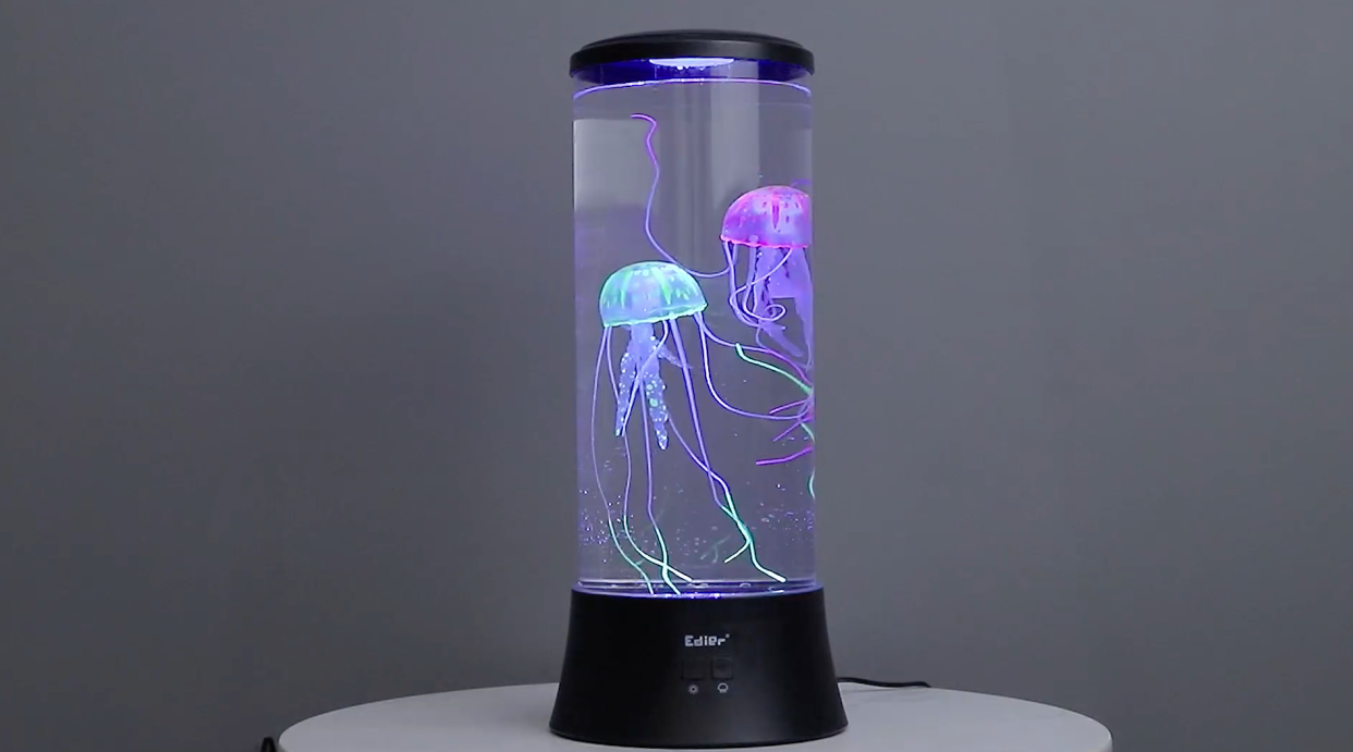 Kleiner Tauchgang am Arbeitsplatz gefällig? Kein Problem mit dem aktuellen TikTok-Hype: sogenannten Jelly-Fish-Lamps. (Bild: Amazon)