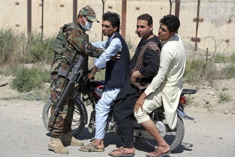 阿富汗政府軍在首都喀布爾的檢查點，為民眾搜身。（AP）