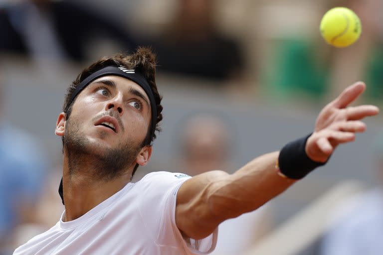 La mirada fija en la pelota de Tomás Martín Etcheverry durante el partido de cuartos de final de Roland Garros ante el alemán Alexander Zverev