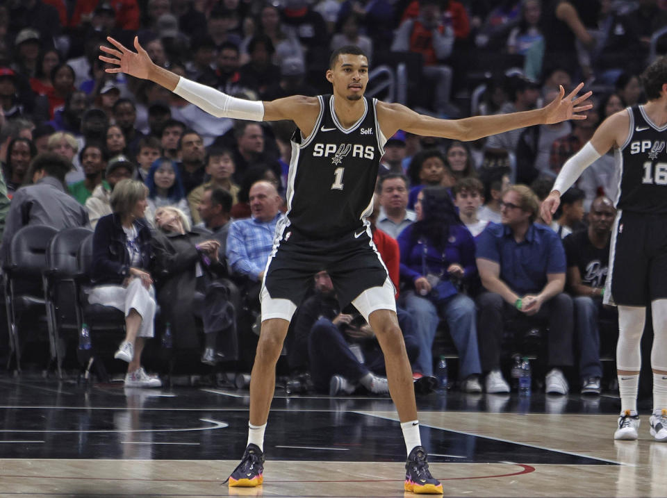 Victor Wembanyama plays defense with the San Antonio Spurs (Jim Poorten / NBAE via Getty Images)