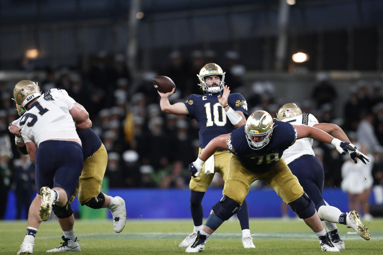 Sam Hartman (10) threw for four TDs and had just four incompletions in his first game at Notre Dame. (AP Photo/Peter Morrison)