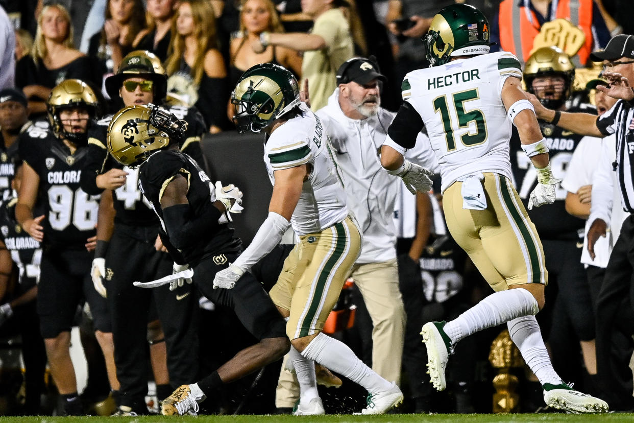 Henry Blackburn, back defensivo de Colorado State, recibió amenazas de muerte por este golpe sobre Travis Hunter. (Foto: Dustin Bradford/Getty Images)