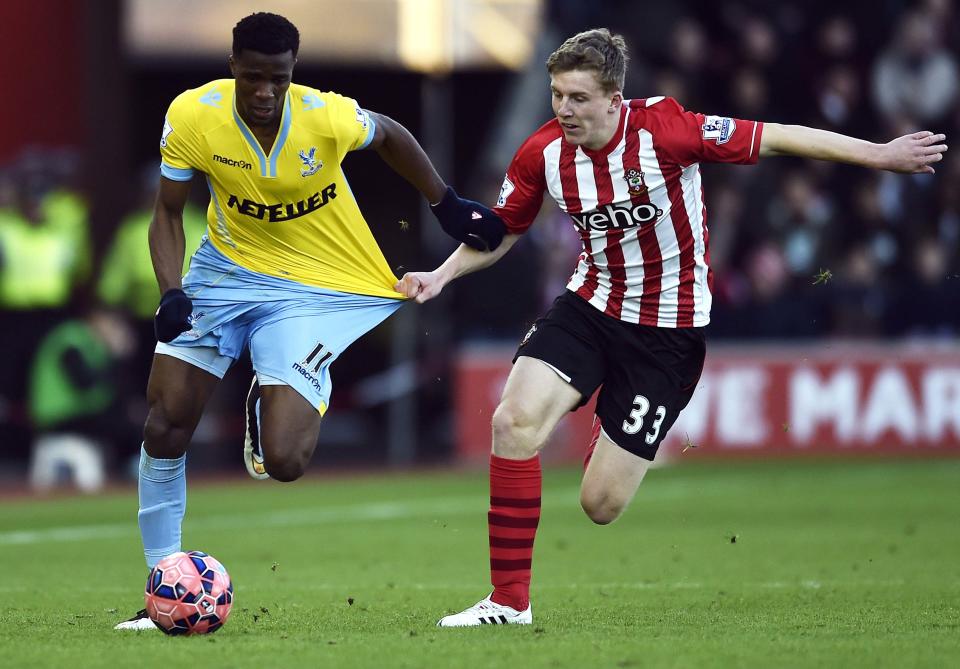 Southampton's Matt Targett (R) challenges for the ball with Crystal Palace's Wilfried Zaha during their FA Cup fourth round soccer match at St. Mary's Stadium in Southampton, January 24, 2015. REUTERS/Toby Melville (BRITAIN - TAGS: - Tags: SPORT SOCCER)