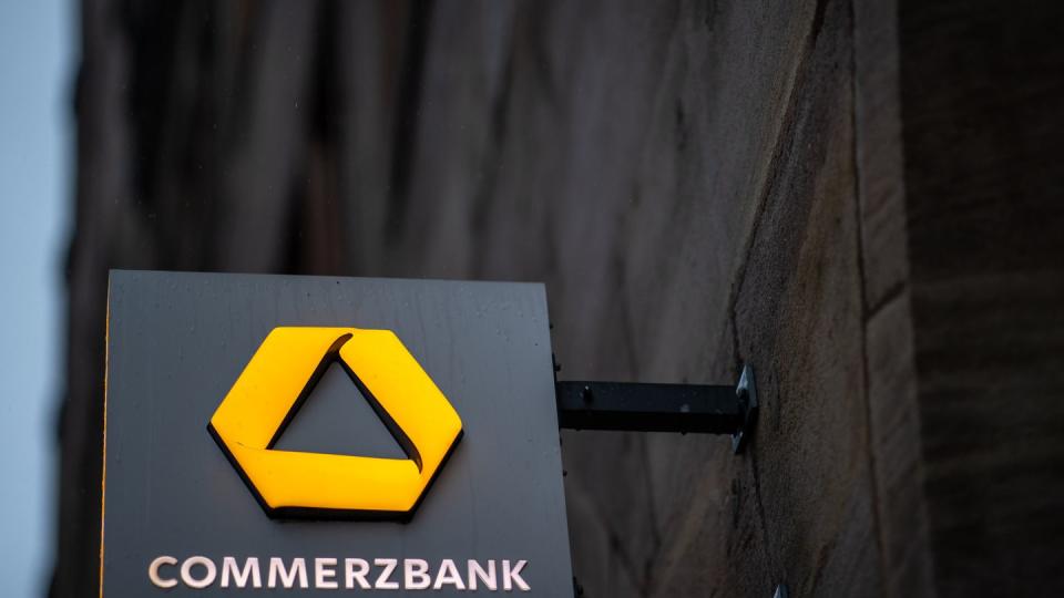 Die Commerzbank gibt weitere 340 Standorte auf. 200 Filialen, die während der Pandemie geschlossen waren, hatte die Bank erst gar nicht wieder geöffnet.