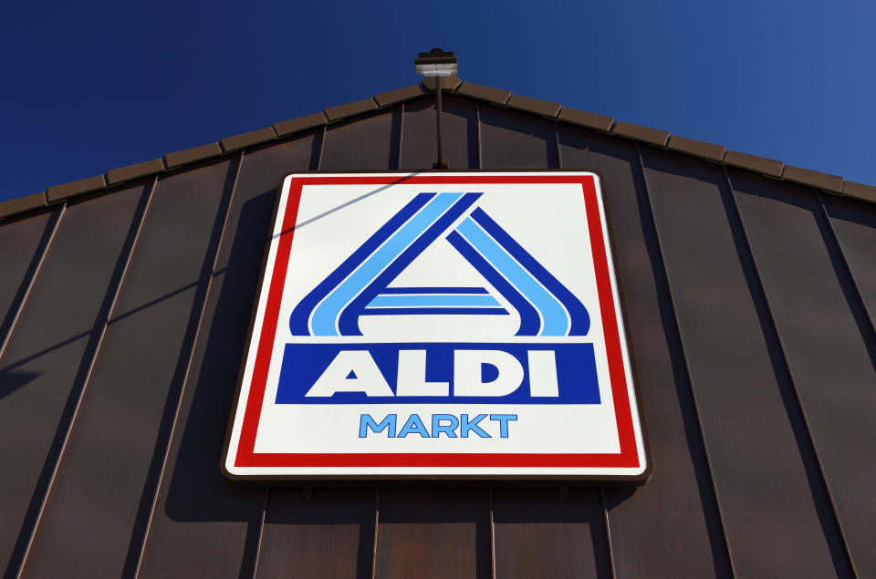 <p>Das Oberverwaltungsgericht Schleswig hat eine Entscheidung im Streit um die Macht in einer Aldi-Nord-Stiftung im Dezember aufgeschoben. Damit geht der Dauerstreit im Clan der Aldi-Erben vorerst weiter. Konkret treten die Familien der Söhne Theo junior und Berthold Albrecht in Macht- und Geldfragen gegeneinander an. Denn während die Theo-Fraktion die Lukasstiftung regiert, hat in der Jakobsstiftung die Berthold-Seite die Macht. Sie kontrollieren jeweils 19,5 Prozent des Aldi-Nord-Kapitals. (Bild: ddp) </p>