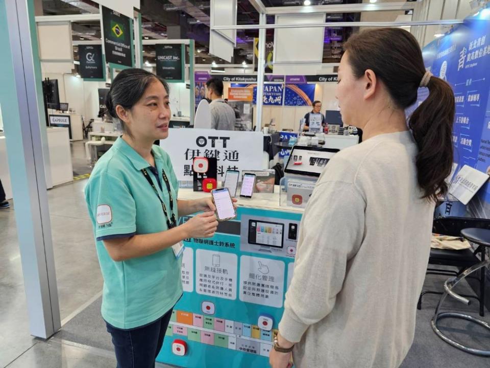 《圖說》點通科技行銷總監曹怡芬(圖左)向參展民眾說明最新產品OTTalkPLUS的運用。〈青年局提供〉