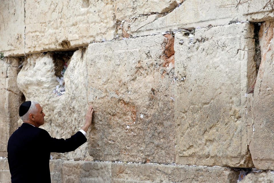 <p>US-Vizepräsident Mike Pence besucht zum Abschluss seines Israel-Besuchs die Westseite der Klagemauer in Jerusalems Altstadt – dort betet er an der heiligsten Stätte des Judentums. Vorher hatte er im Gespräch mit Israels Staatspräsident Reuven Rivlin die geplante Verlegung der US-Botschaft von Tel Aviv nach Jerusalem als Ausdruck der engen Beziehungen zwischen den USA und Israel bezeichnet. (Bild: Reuters) </p>