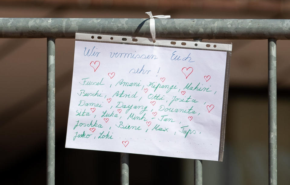 Kinder haben ihren Lieblingstieren am Zoo in Osnabrück eine Nachricht hinterlassen. (Bild: Getty Images)