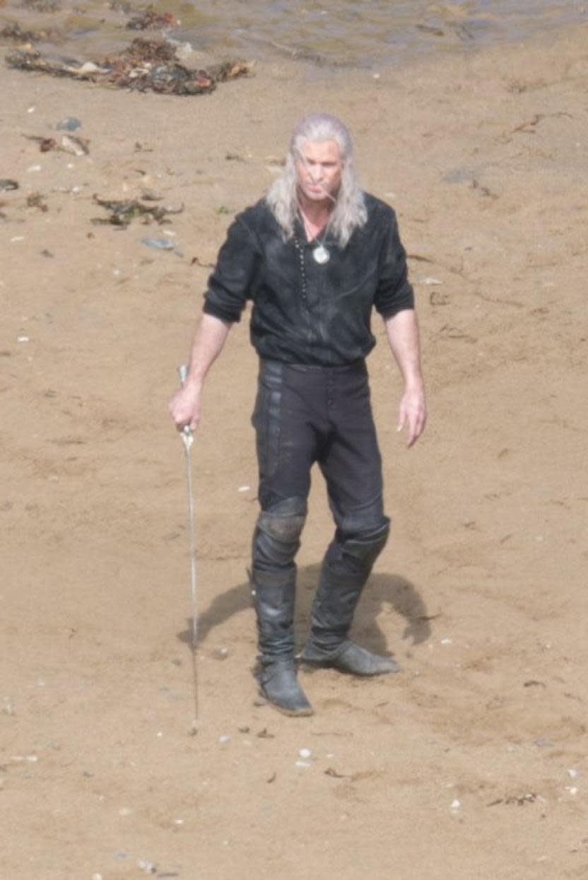 Liam Hemsworth como Geralt de Rivia